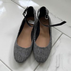 Brand new never worn Gap flats. Size 8